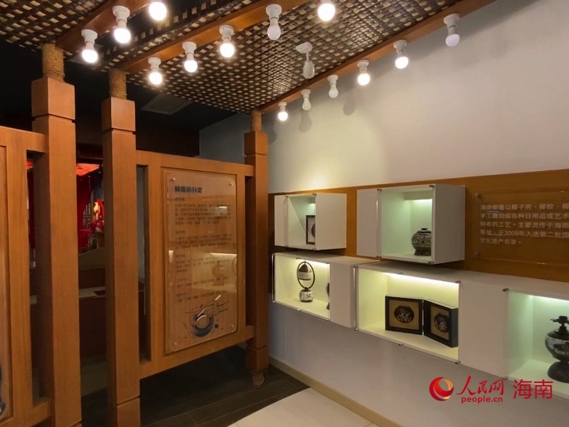 椰子王國椰雕展示區(qū)。李浩蓉攝