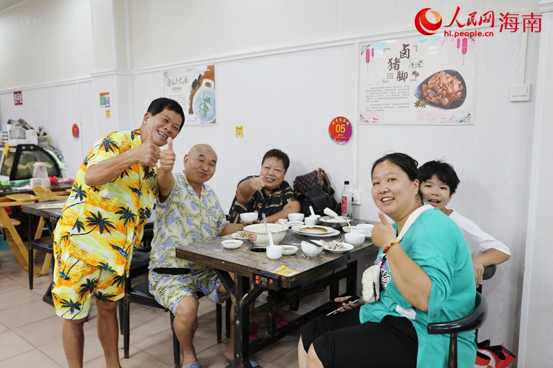 客人給“力哥”的菜品點(diǎn)贊。人民網(wǎng) 符武平攝