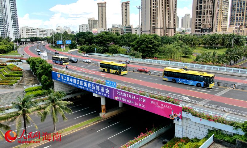 城市立交橋上的主題廣告。人民網(wǎng) 符武平攝