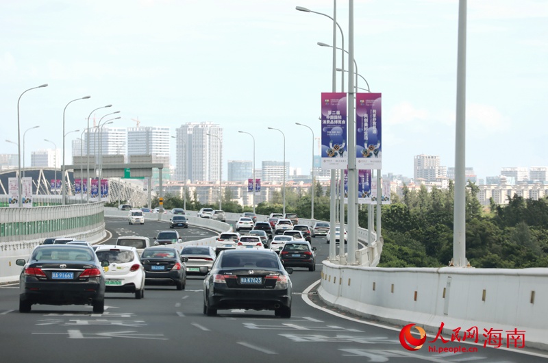 海秀快速路上，消博會道旗裝扮。人民網(wǎng) 符武平攝