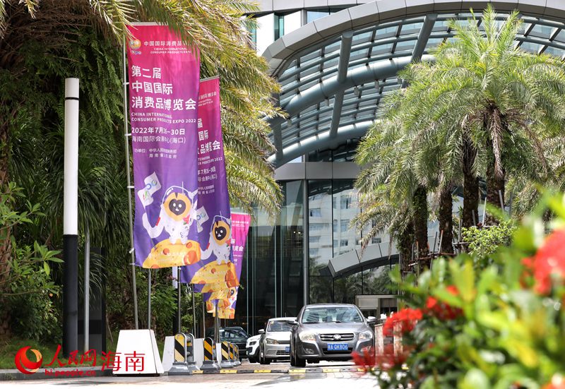 路旁的道旗迎風(fēng)招展。人民網(wǎng) 符武平攝