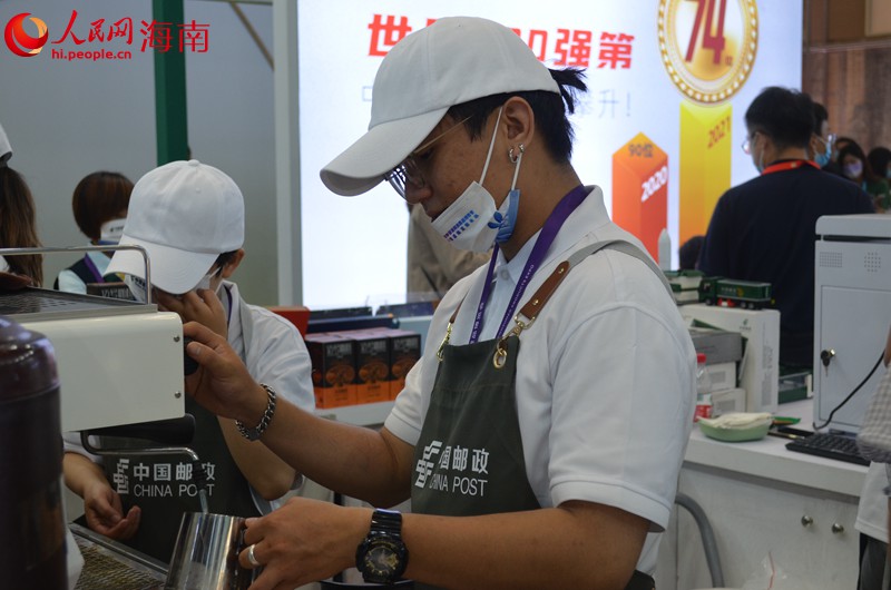 中國(guó)郵政跨界開設(shè)咖啡店。人民網(wǎng) 潘惠文攝