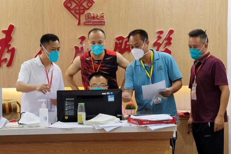 凌晨，志愿者還在工作著。海南省委工委宣傳部供圖