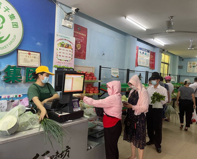 菜籃子直營(yíng)門店，市民在排隊(duì)購菜。海口市菜籃子集團(tuán)供圖