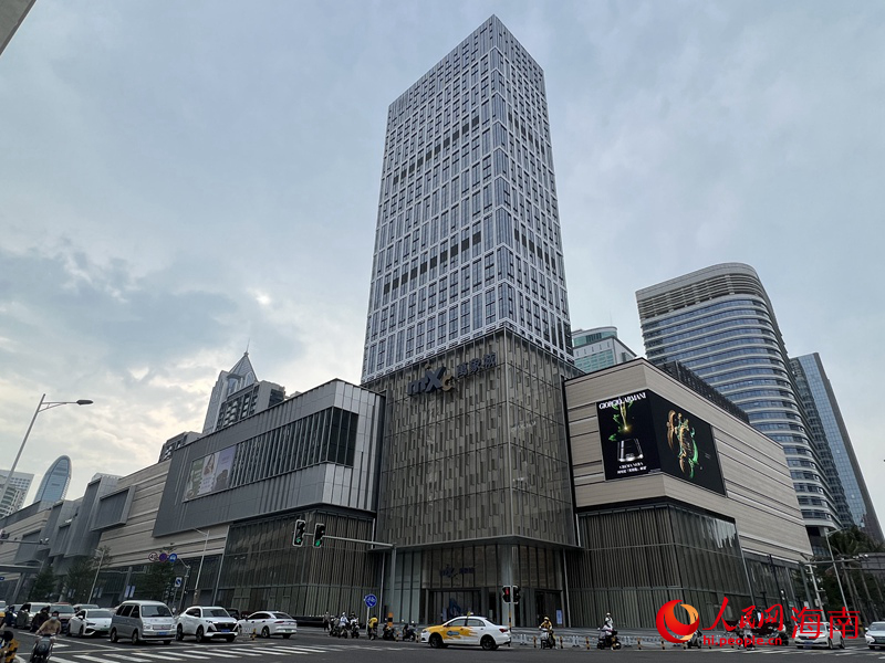 海口萬(wàn)象城外景。人民網(wǎng) 李學(xué)山攝