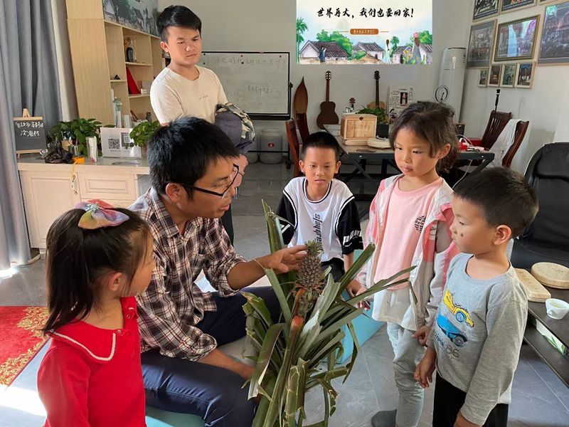 胡詩澤（左二）教小朋友植物知識。受訪人供圖
