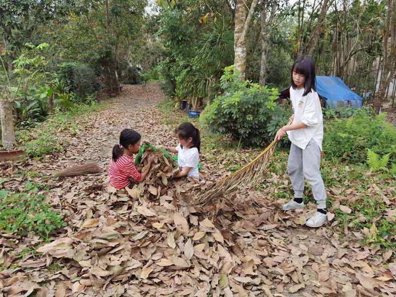 小朋友們學(xué)習(xí)堆肥技巧。受訪人供圖