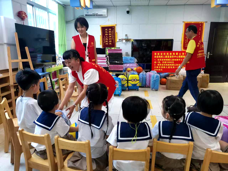 參與公益活動中的韓棉。受訪者供圖