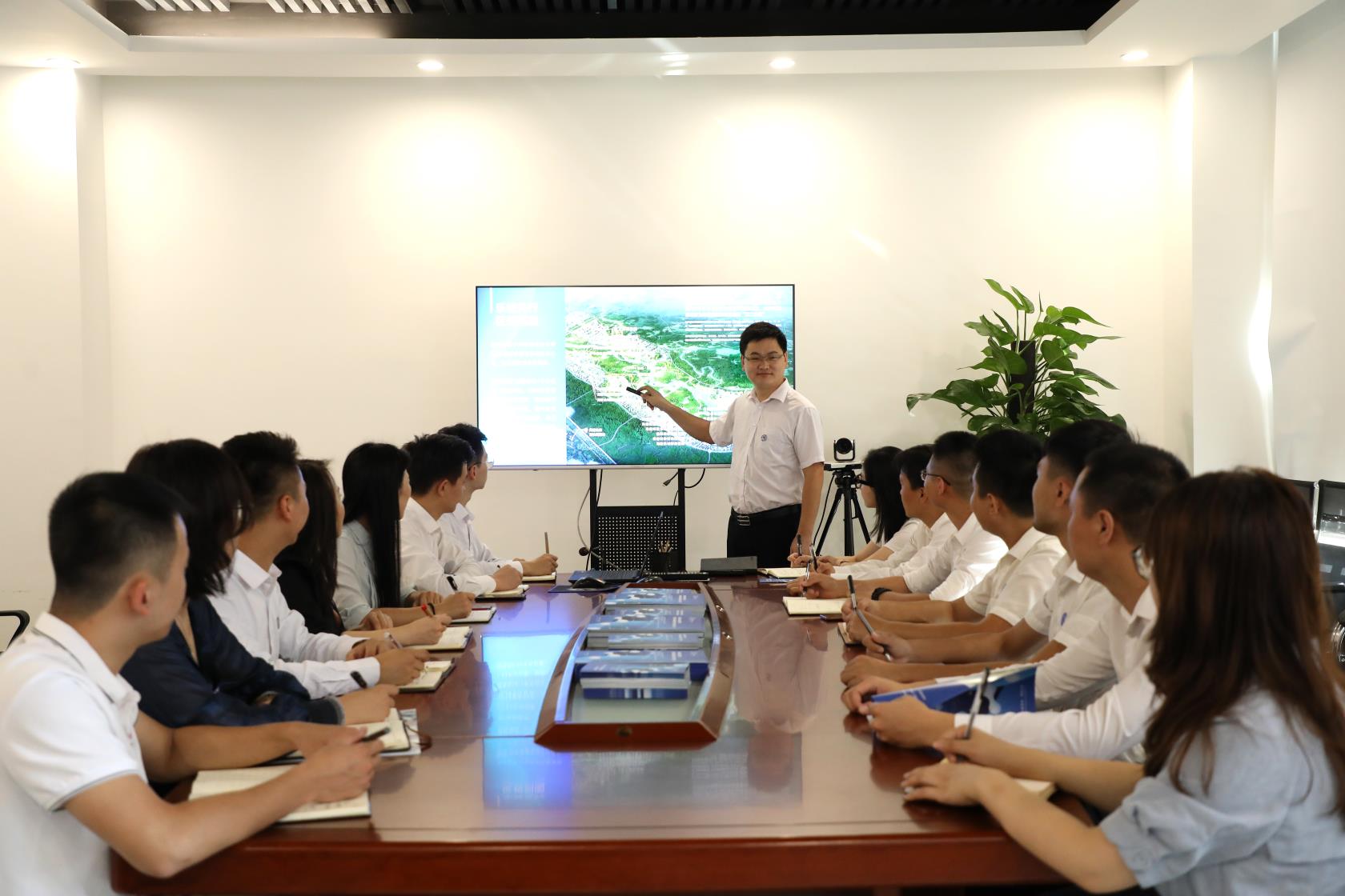 代曉龍和他的招商團隊合影。受訪者供圖