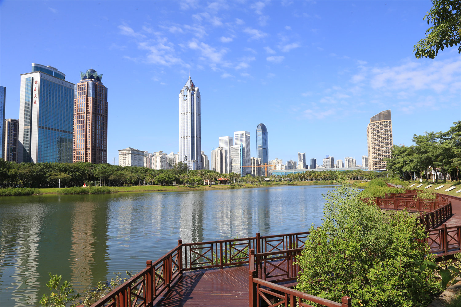 萬綠園作為?？陂_放性熱帶海濱生態(tài)公園，良好的生態(tài)環(huán)境成為?？谝粡堨n麗的名片。