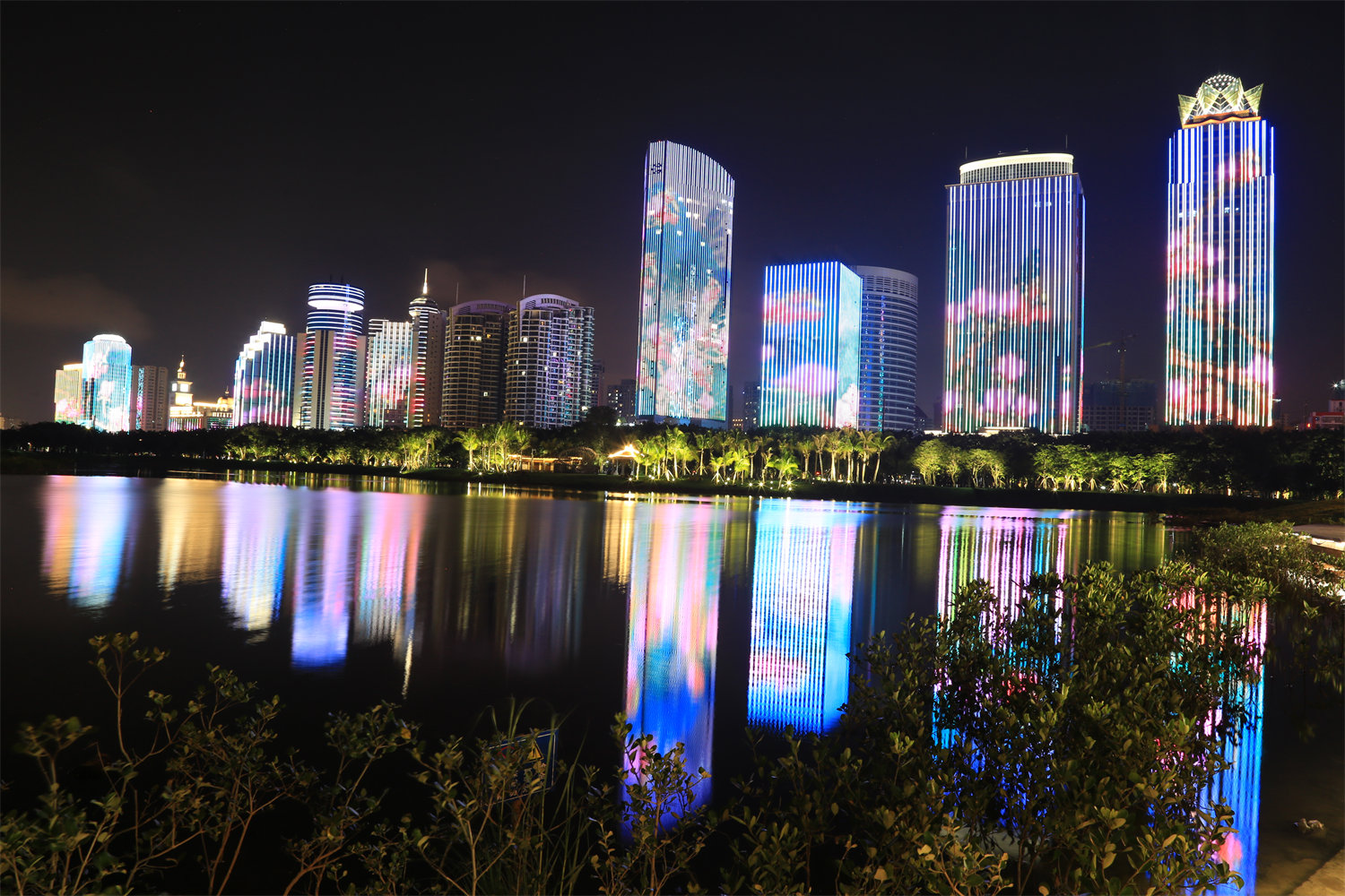 夜幕降臨，?？跒I海大道高樓大廈的夜景為白日里休閑愜意的萬綠園增加一點時尚氣息。