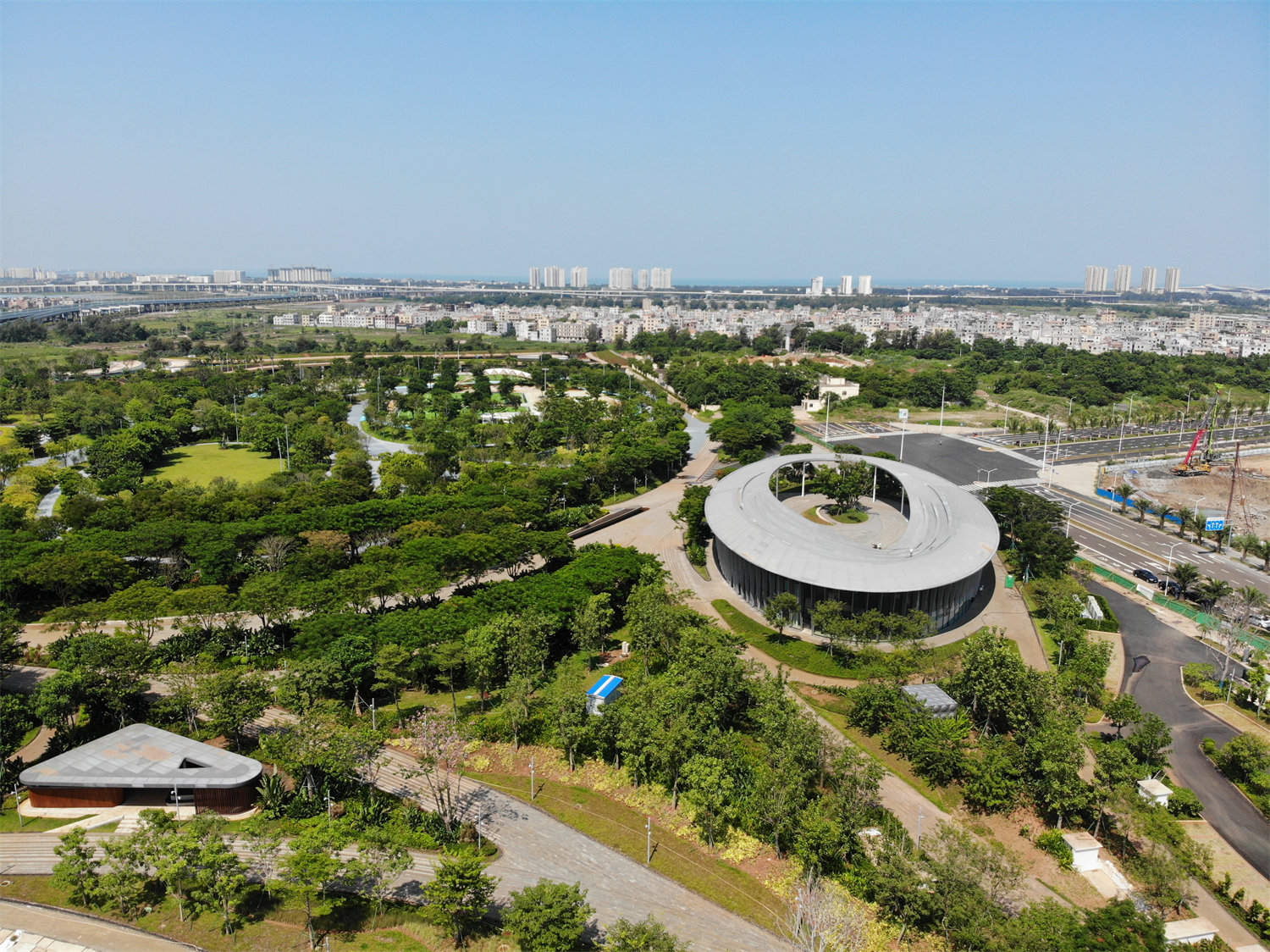 生態(tài)修復后的日常保潔和綠化養(yǎng)護，得益于園林環(huán)衛(wèi)的默默奉獻，他們，是海口發(fā)展的創(chuàng)造者和見證者。