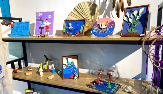 澄邁縣才存共享農(nóng)莊，游客DIY的手工作品。