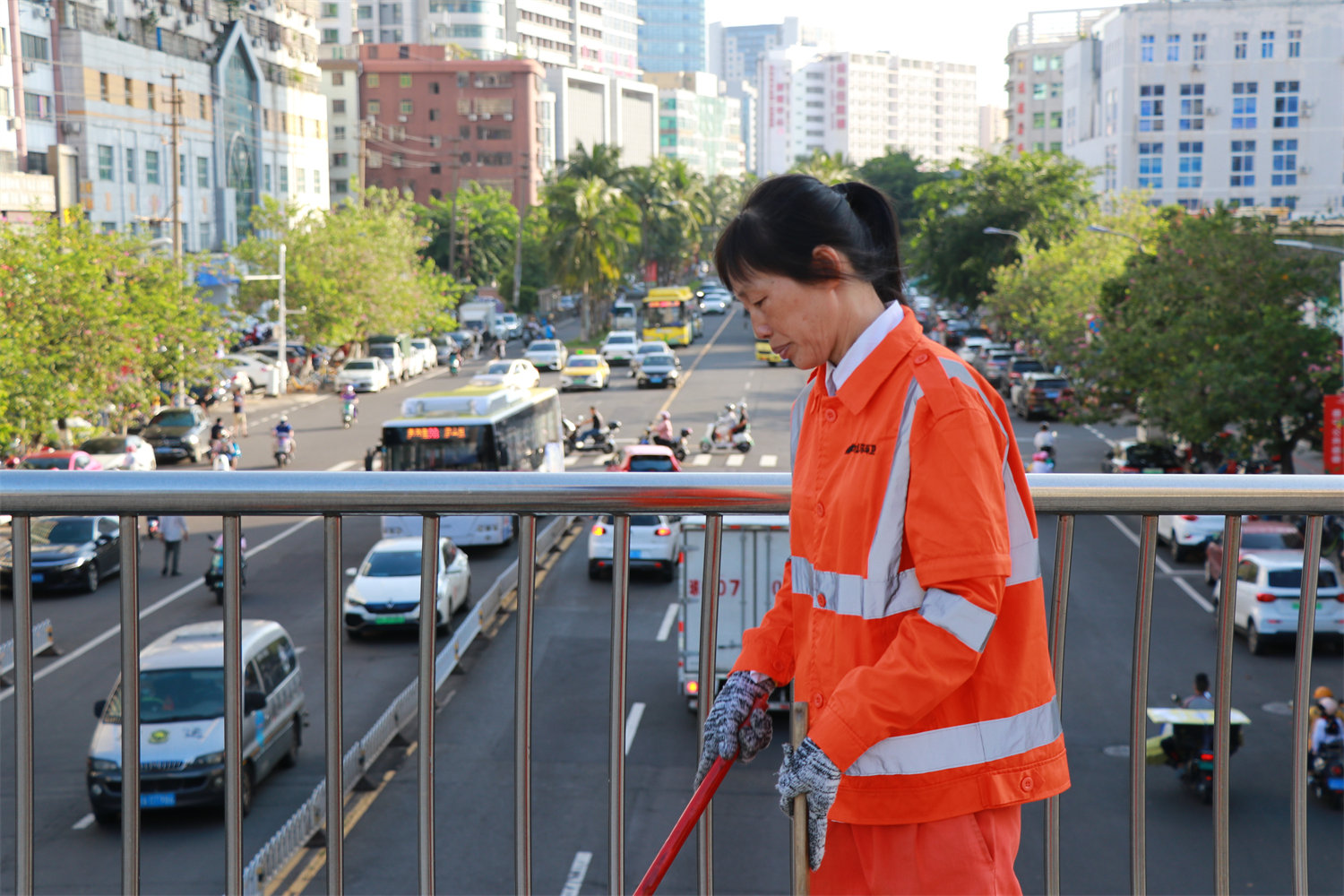 環(huán)衛(wèi)工人清理過(guò)街天橋