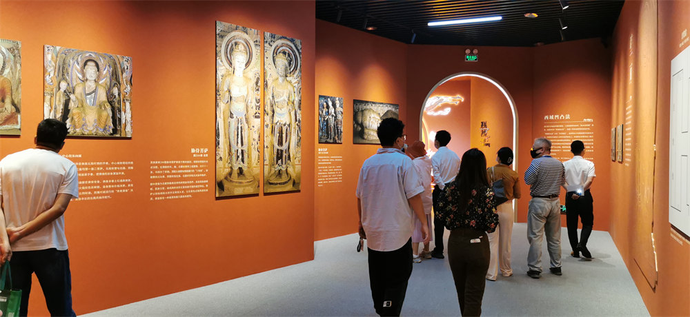 網(wǎng)絡(luò)名人參觀位于海口國際免稅城內(nèi)的敦煌展