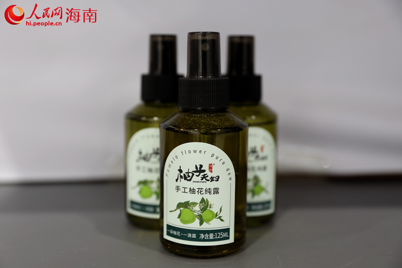 澄邁縣蜜柚產(chǎn)業(yè)規(guī)劃一二三產(chǎn)業(yè)深度融合。圖為手工柚花純露。