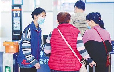 青年志愿者在?？谄嚳傉具M(jìn)行志愿服務(wù)