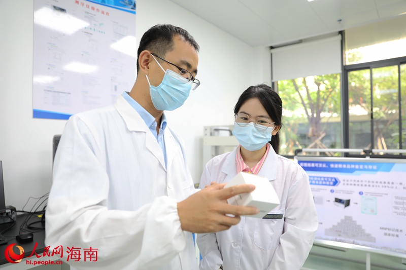 崖州灣科技城分子檢測實(shí)驗(yàn)室科研人員正在交流。人民網(wǎng) 符武平攝