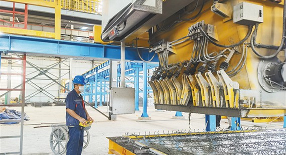 工人正在操作混凝土布料機(jī)