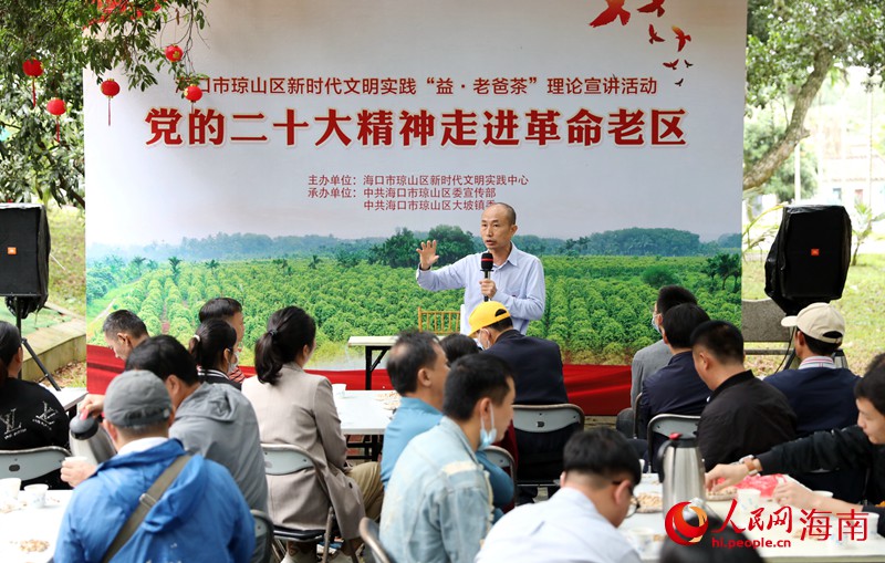 海口市委黨校副教授陳禮化身“百姓宣講員”，傳遞黨的聲音。人民網(wǎng) 符武平攝