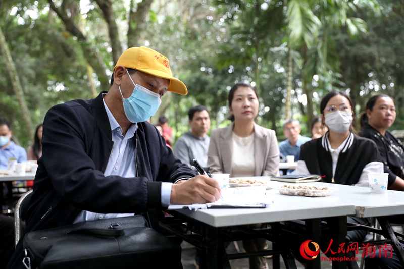 活動現(xiàn)場，黨員干部在認真做記錄。人民網(wǎng) 符武平攝