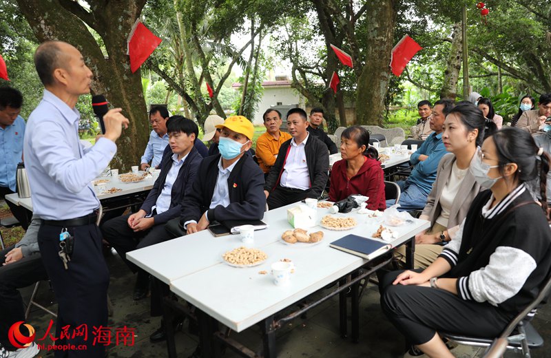 現(xiàn)場(chǎng)的氛圍濃厚，群眾也聽(tīng)得津津有味。人民網(wǎng) 符武平攝