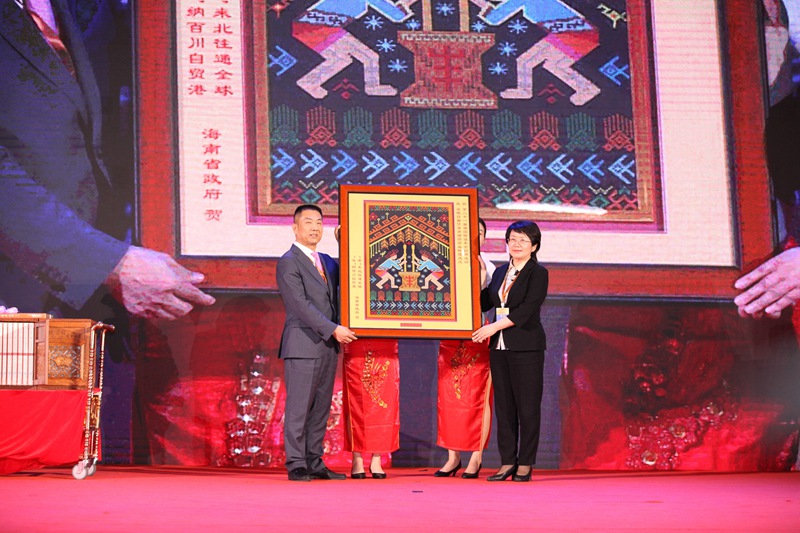海南省委常委、統(tǒng)戰(zhàn)部部長(zhǎng)苗延紅代表海南省人民政府向第21屆國(guó)際潮團(tuán)聯(lián)誼年會(huì)年會(huì)贈(zèng)送世界非物質(zhì)文化遺產(chǎn)黎錦技藝制品。