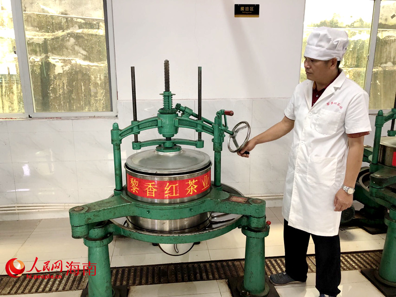 王興珍介紹制茶工具。人民網(wǎng) 宋彤桐攝