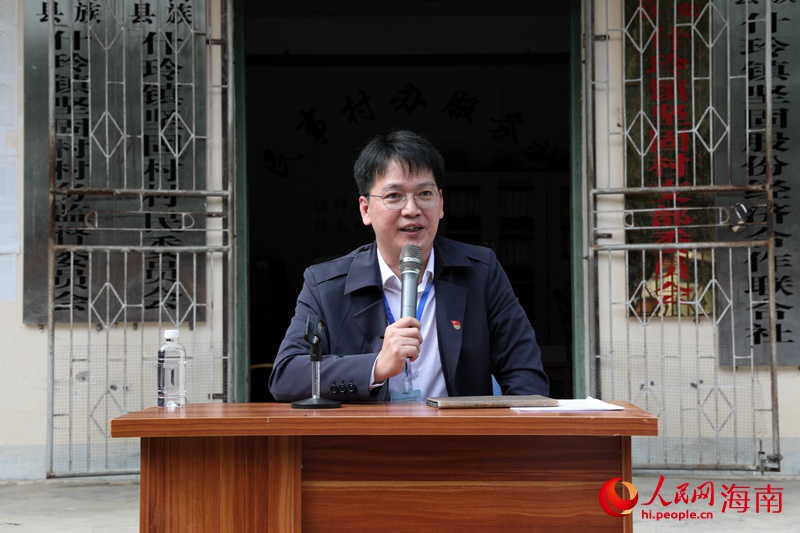 海南省委黨校的陳明雄老師給村民闡述黨的二十大精神。人民網(wǎng) 符武平攝.JPG