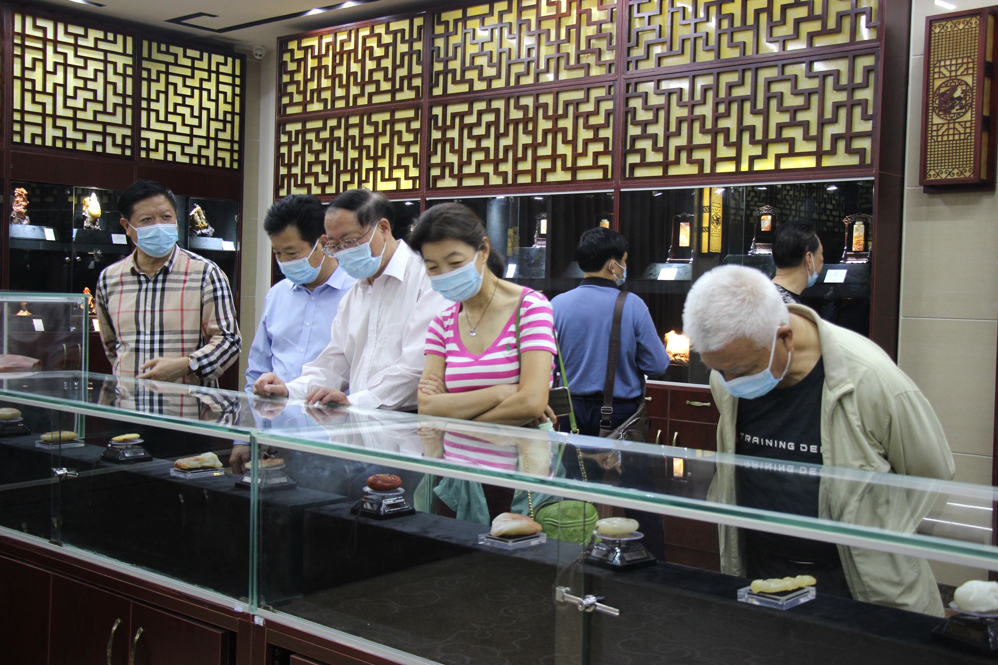 “候鳥”人才通過實地參觀和座談交流為產(chǎn)業(yè)發(fā)展建言獻策。