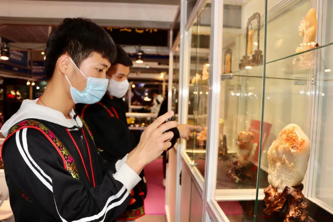學(xué)生參觀昌江玉展覽
