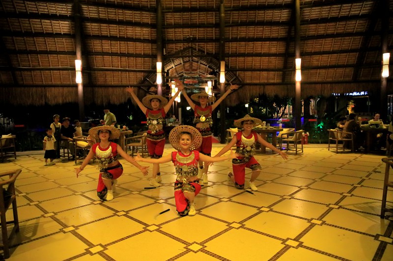 舞蹈隊正在表演民族舞蹈。神玉島文化旅游區(qū)供圖