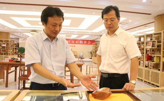 昌江黎族自治縣委書記陳儒茂（右）調(diào)研“昌江玉”。