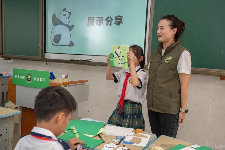 海口市東山鎮(zhèn)中心小學以大熊貓知識科普宣講活動為學生開啟新學期第一課。李冬林攝