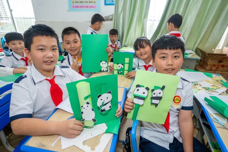 ?？谑袞|山鎮(zhèn)中心小學以大熊貓知識科普宣講活動為學生開啟新學期第一課。李冬林攝