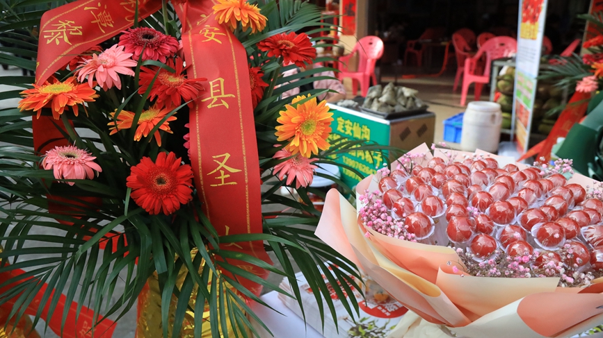 圣女果被包裹成花束。胡雄飛攝