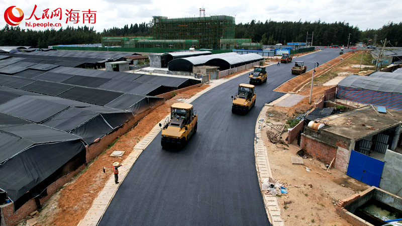 環(huán)島旅游公路文昌段正緊張施工。 人民網(wǎng) 孟凡盛攝