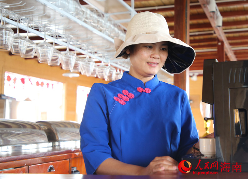 工作人員正在為客人準(zhǔn)備咖啡。人民網(wǎng) 牛良玉攝