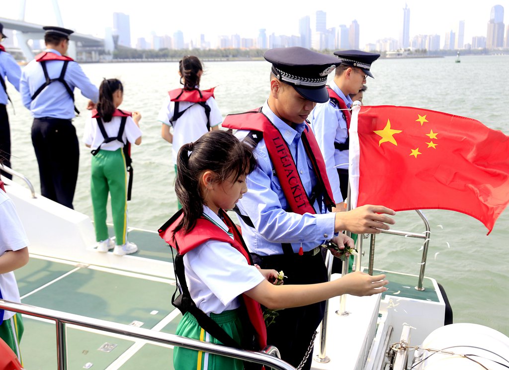 第一支隊(duì)聯(lián)合?？诰吧綄W(xué)校海甸分校開展海上祭奠英烈活動(dòng)。代龍超攝