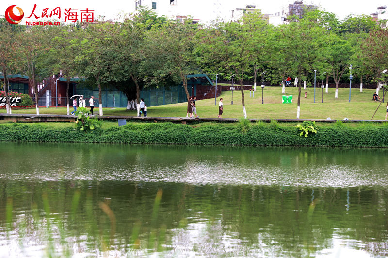 市民在沿著河道散步休閑。 人民網(wǎng) 孟凡盛攝