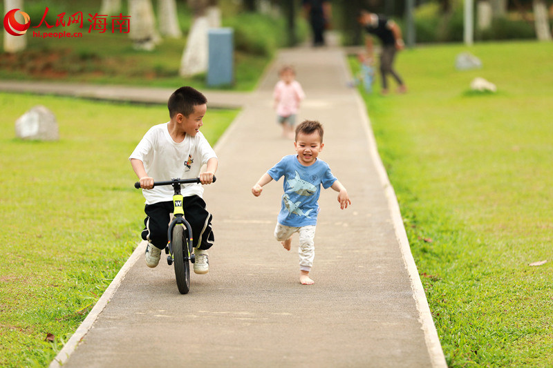 在美舍河鳳翔濕地公園內(nèi)，嬉戲玩耍的小朋友。 人民網(wǎng) 孟凡盛攝