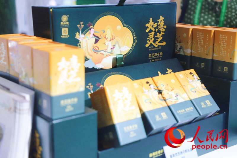 消博會上展出的不少產(chǎn)品采用“國潮風(fēng)”包裝。人民網(wǎng) 牛良玉攝