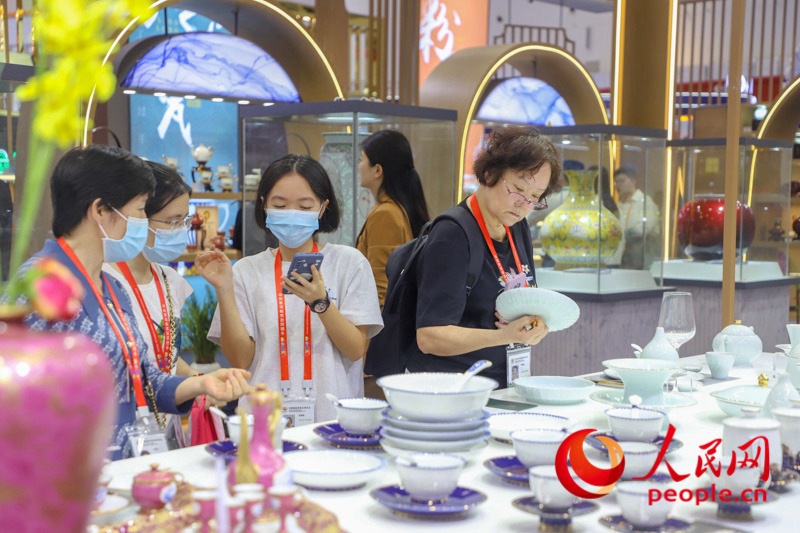參觀者參觀瓷器產(chǎn)品。人民網(wǎng) 牛良玉攝