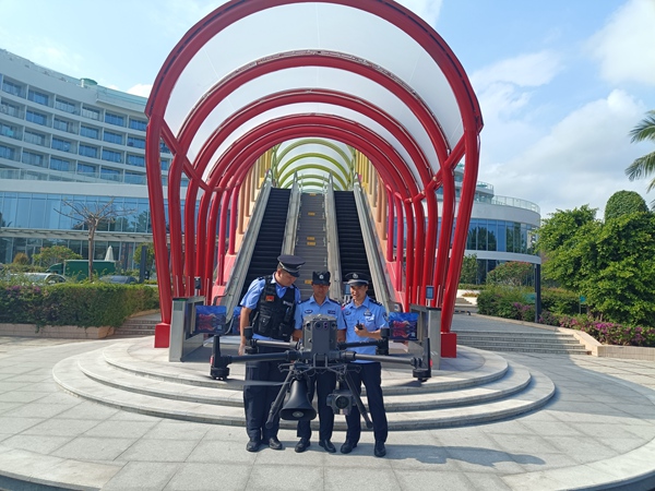 紅沙海岸派出所民警正在調(diào)試無人機(jī)。葉佳攝