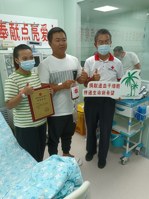 海南省紅十字會為何先生（左二）頒發(fā)榮譽證書。 海南省紅十字會供圖