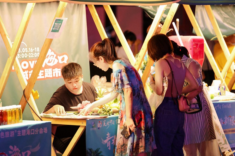 啟動(dòng)儀式現(xiàn)場(chǎng)市集，市民游客在選購特色旅游產(chǎn)品。主辦方供圖