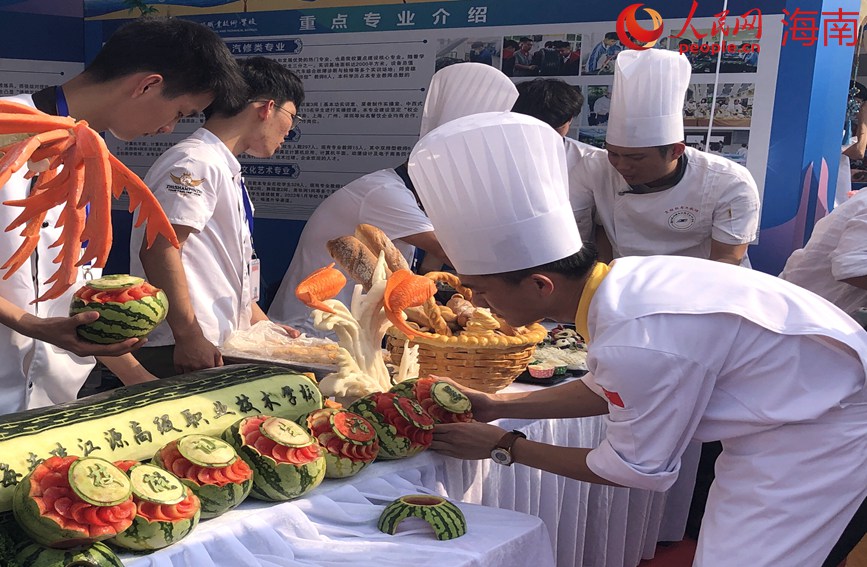學(xué)生們正在打理菜雕作品。人民網(wǎng) 宋彤桐攝