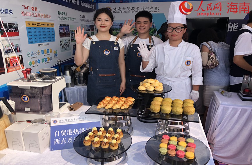 學(xué)生們制作精美西點(diǎn)。人民網(wǎng) 宋彤桐攝