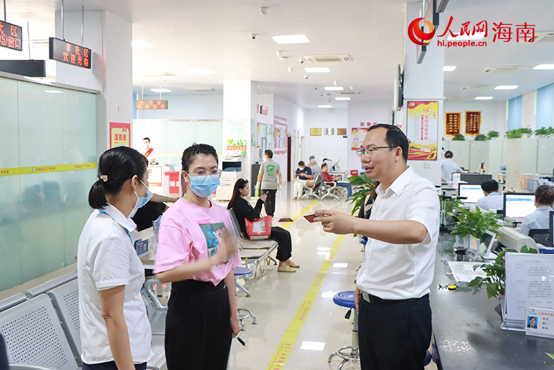 楊鴻鈞現(xiàn)場了解老年優(yōu)待證、公交卡辦理流程。人民網(wǎng) 牛良玉攝