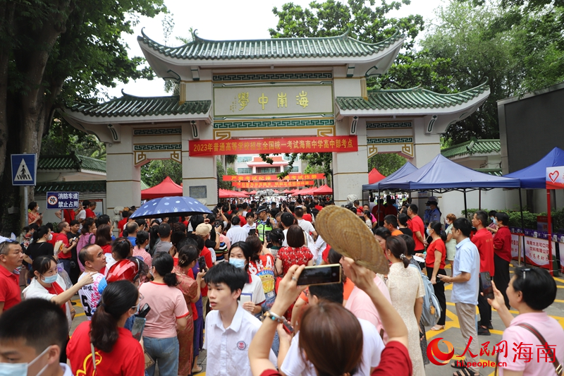 第一場考試結(jié)束，海南中學(xué)高中部考點(diǎn)考生陸續(xù)走出考場。人民網(wǎng) 牛良玉攝